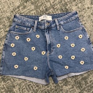 Hollister Women's Curvy High Rise Floral Mom Shorts 3”